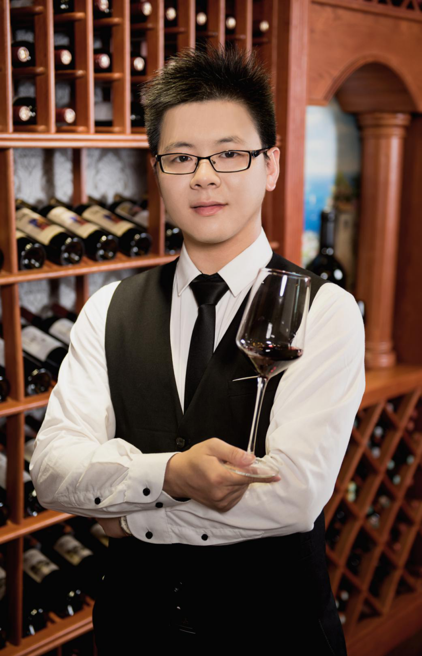 藍菲酒業首席品酒師、培訓師劉俊雄